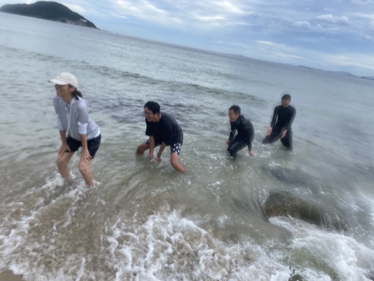 海で遊ぶ人たち