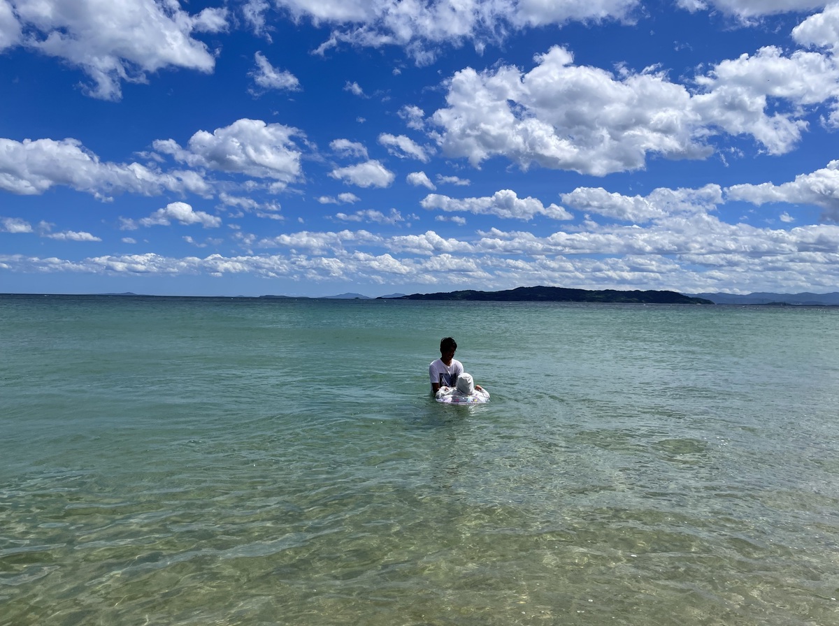 海で遊ぶ親子