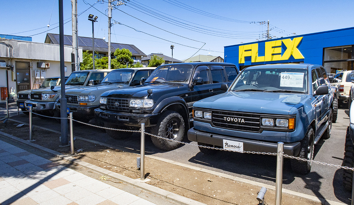 中古のランクルが並ぶ