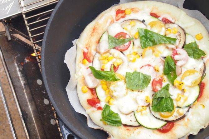 ダッチオーブンでピザを焼く