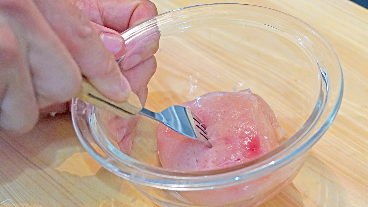 鶏むね肉にフォークで穴を空ける