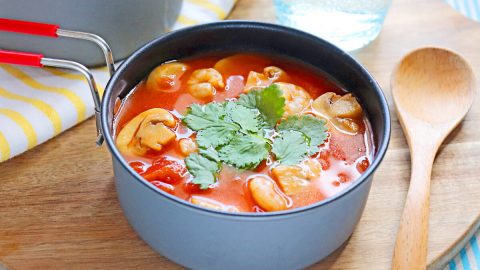 便利食材を使えば包丁不要！キャンプ飯に本格的なトムヤンクンを作ろう！