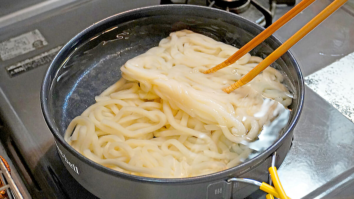 フライパンでうどんを解凍する