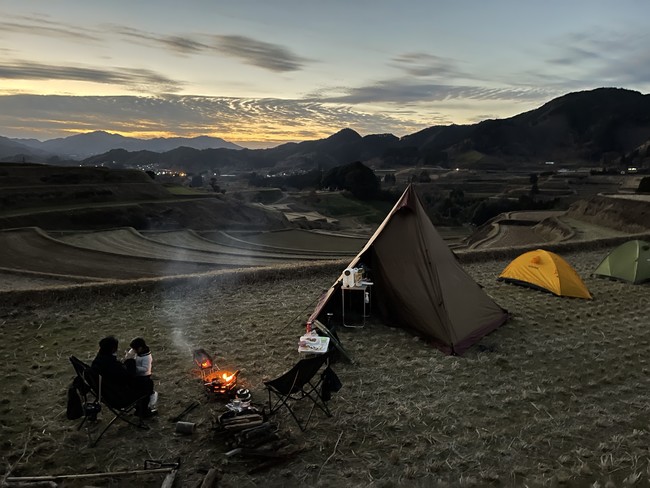 夕方の棚田でのキャンプ風景