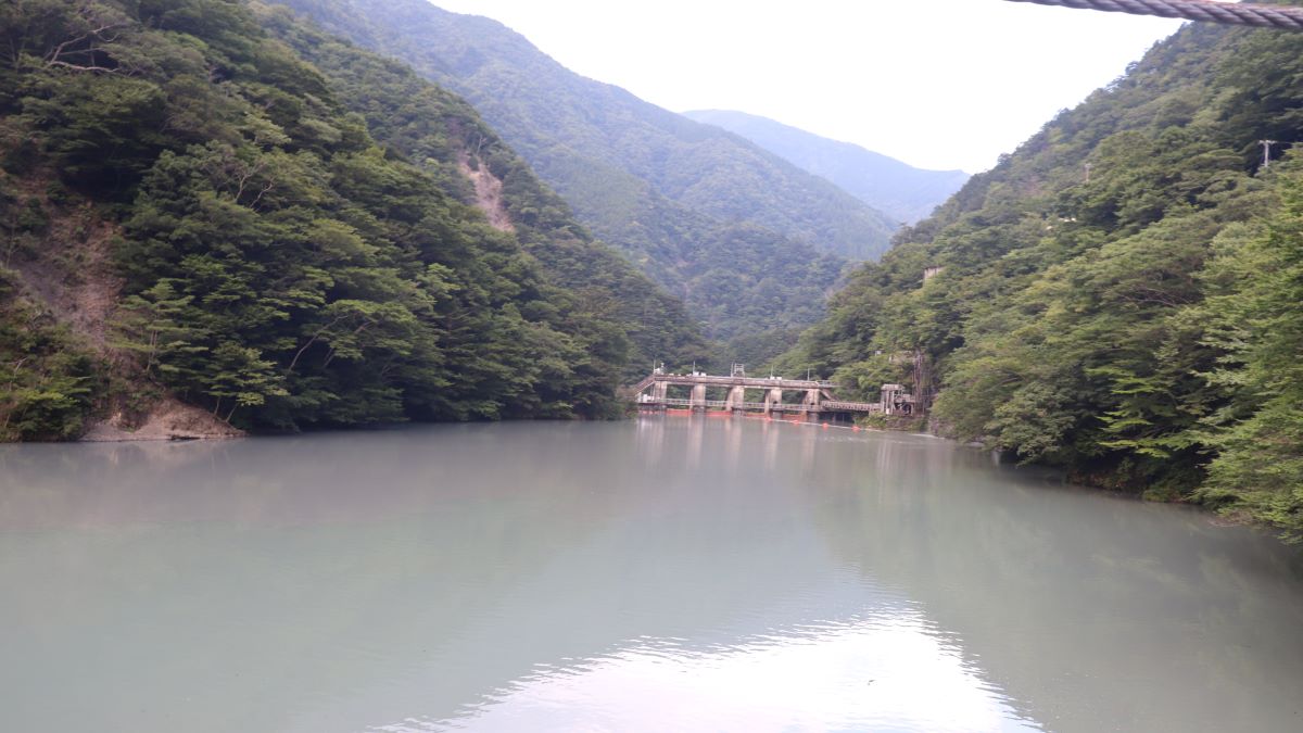 橋の中央から大間ダム方面を望む