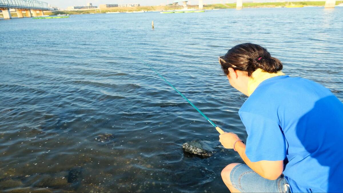 筆者がハゼ釣りをしているところを後ろから撮影した写真