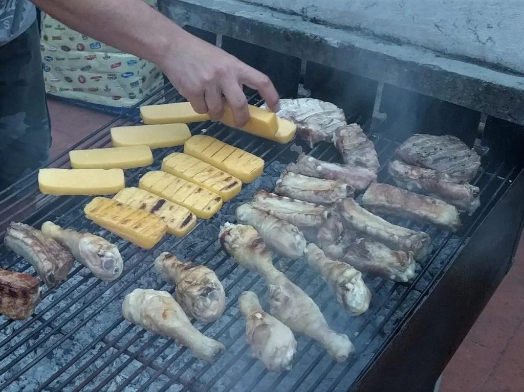 肉やチーズを焼く様子