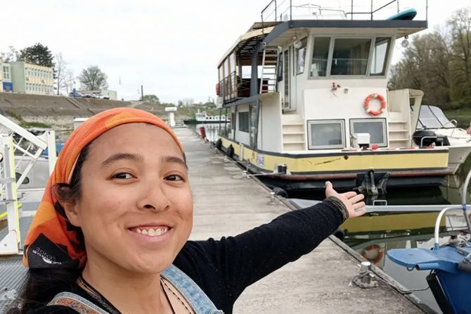 アパティンの秘密結社「ハウスボート・リベルランド」前で自撮り