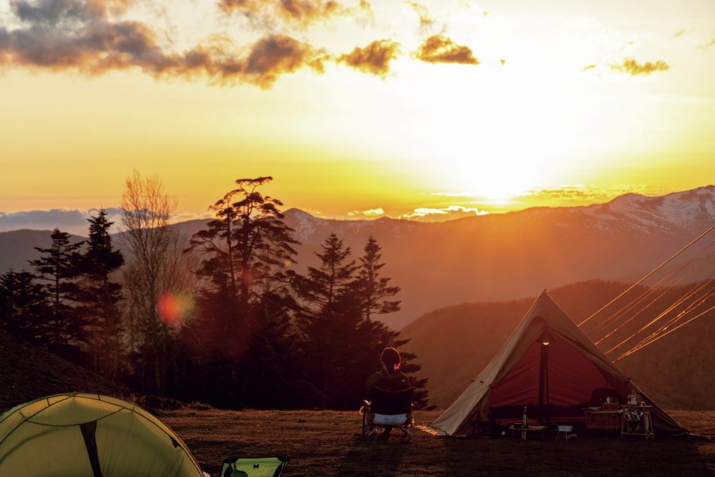 キャンプ場で夕日を眺める