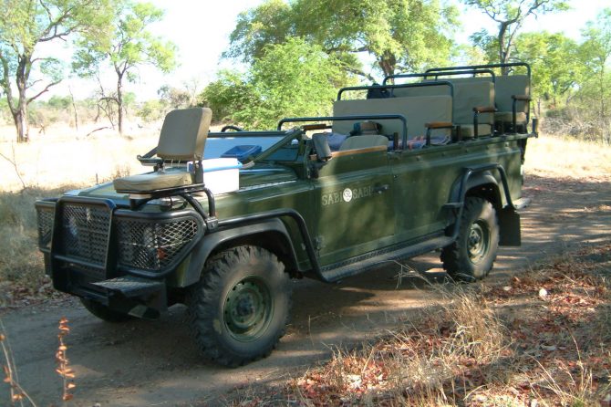 ディフェンダーの特装車で、南アフリカ動物保護区のアニマルウォッチングへ