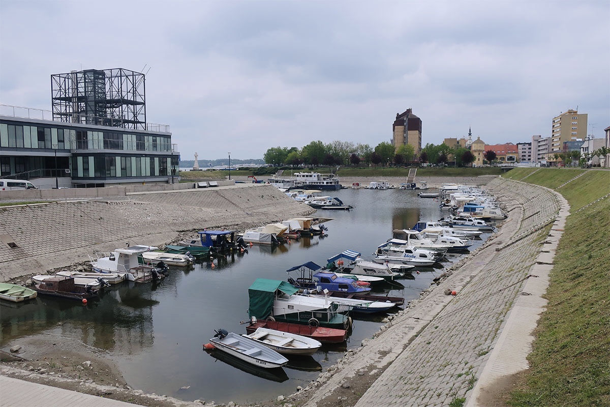 ヴコヴァルの港の風景