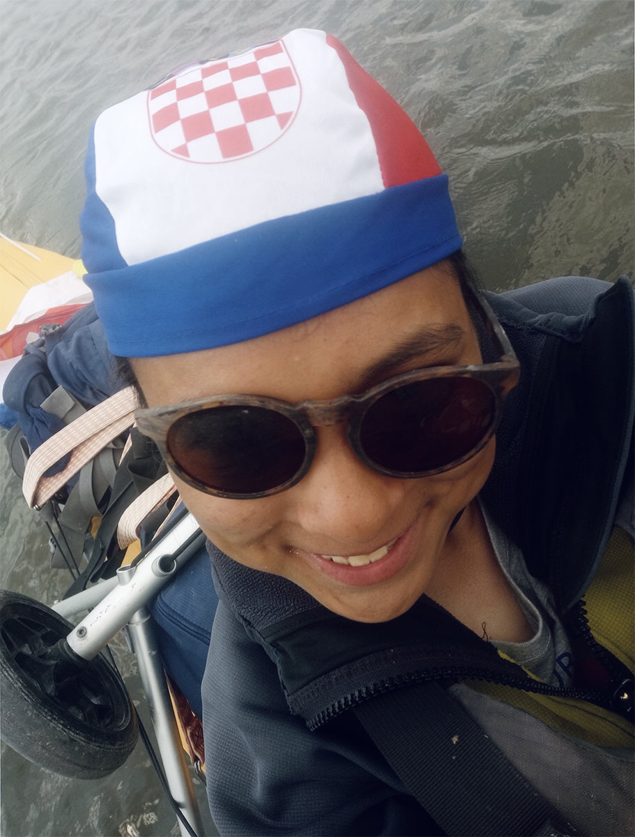 港でもらったクロアチア国旗の帽子