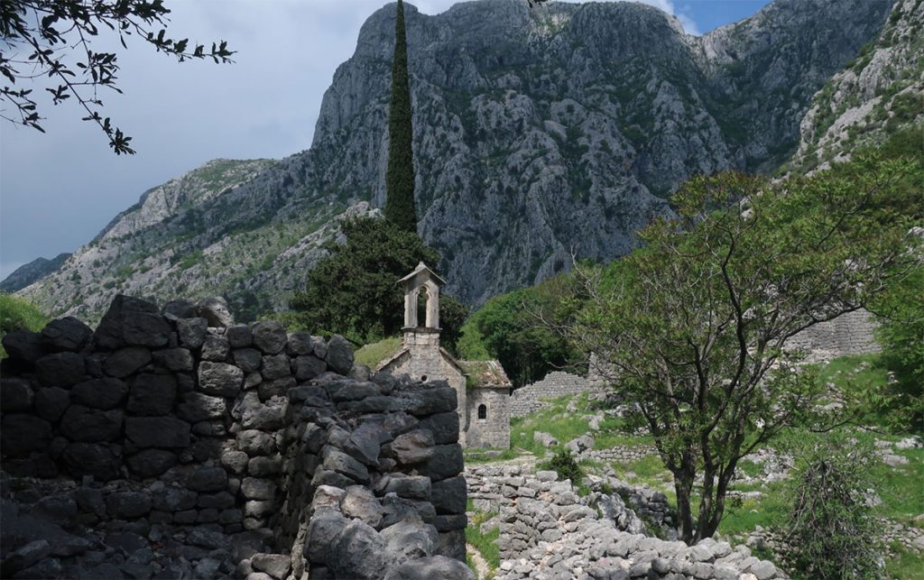 モンテネグロで見つけた要塞へと続く秘密のハイキングコース。そして、旧ユーゴスラビア夜行バスの旅