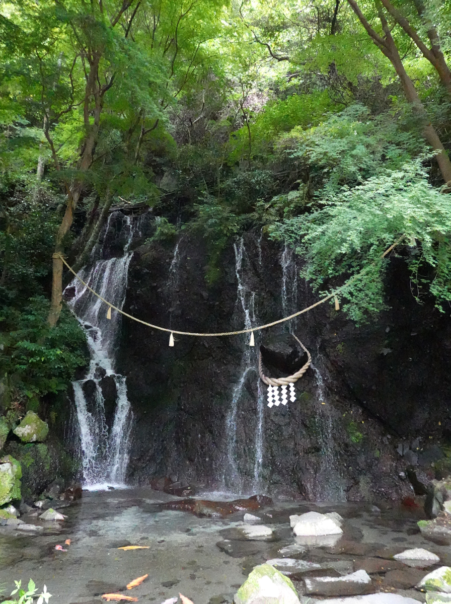 歴史ある温泉宿「天成園」の敷地内にある滝