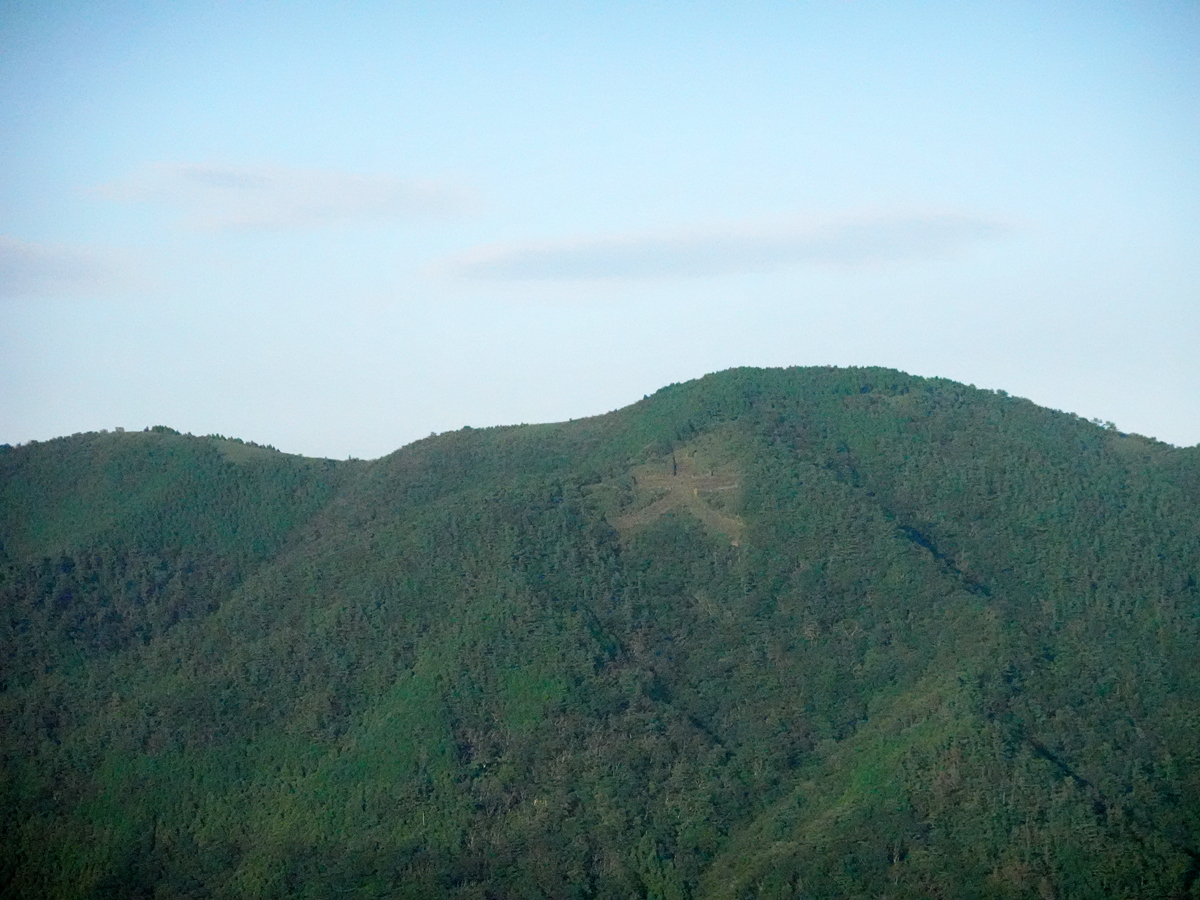 箱根連山と明星ヶ岳に刻まれた「大文字」を見渡す