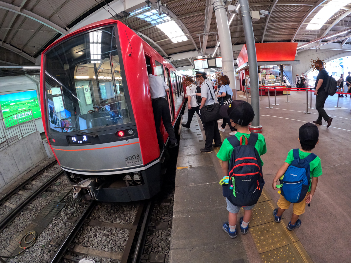 「箱根登山電車」のホーム