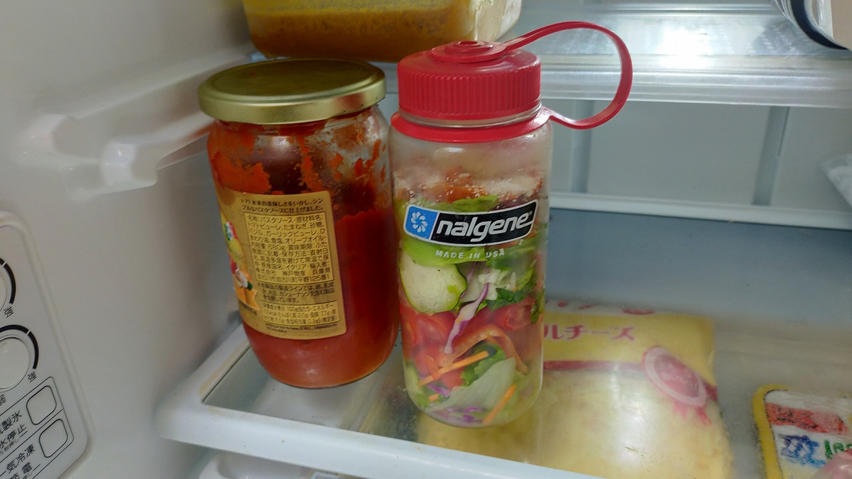 冷蔵庫にジャーサラダが入っている。
