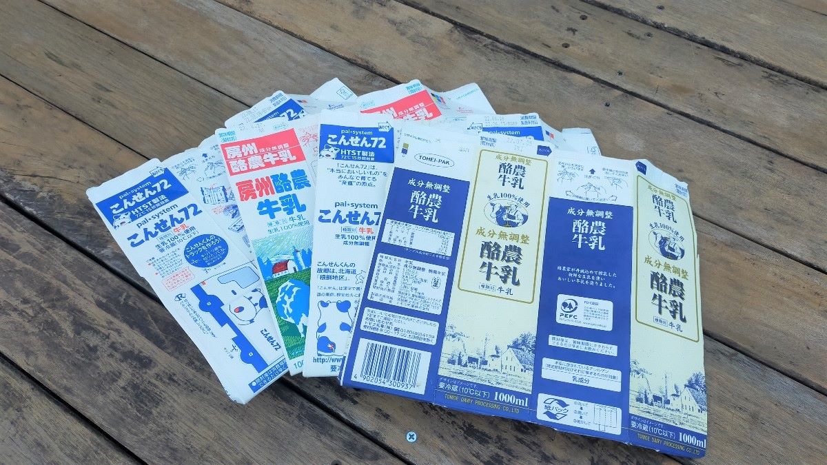 開いた牛乳パックがウッドデッキの上に置かれている。