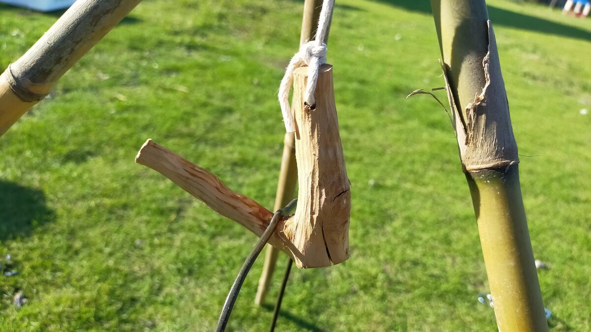 木製の自在鉤にクッカーが吊り下げられている。