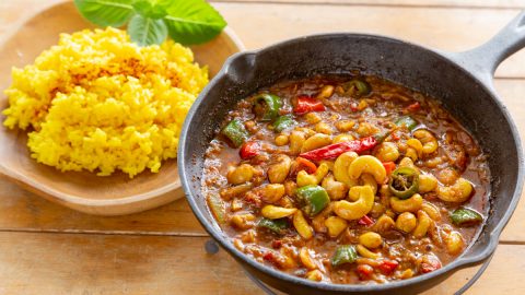 ナッツがおいしくなる季節。スキレットで作る、秋キャンプで食べたい『カシューナッツのスパイスカレー』