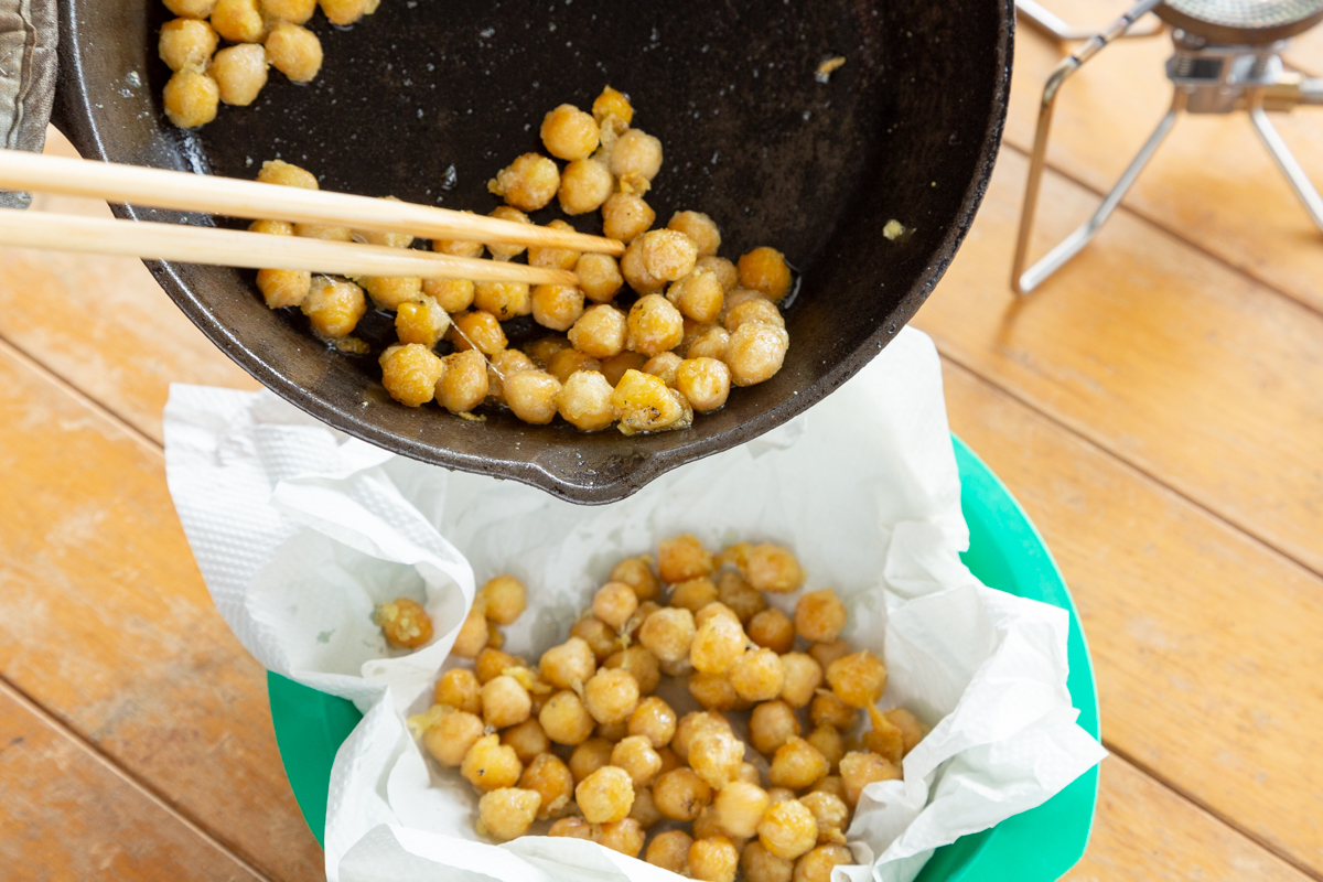 揚げ焼きにしたひよこ豆の油をきる