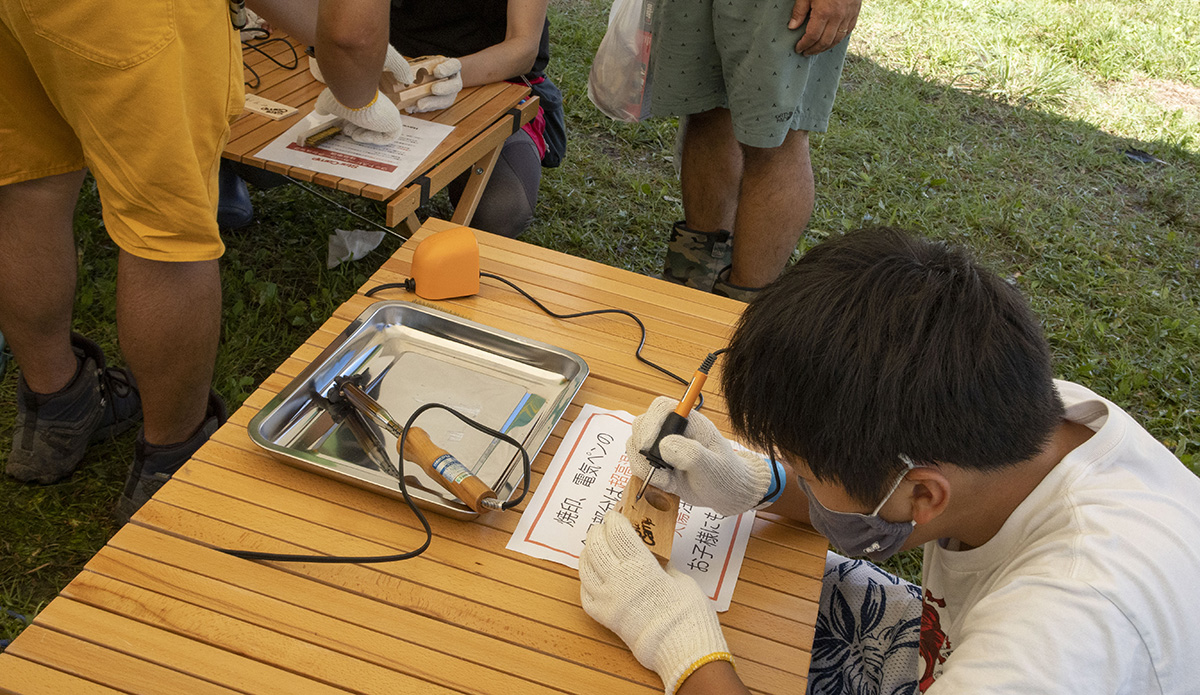 電子ペンで刻印するウッドスピーカー作り