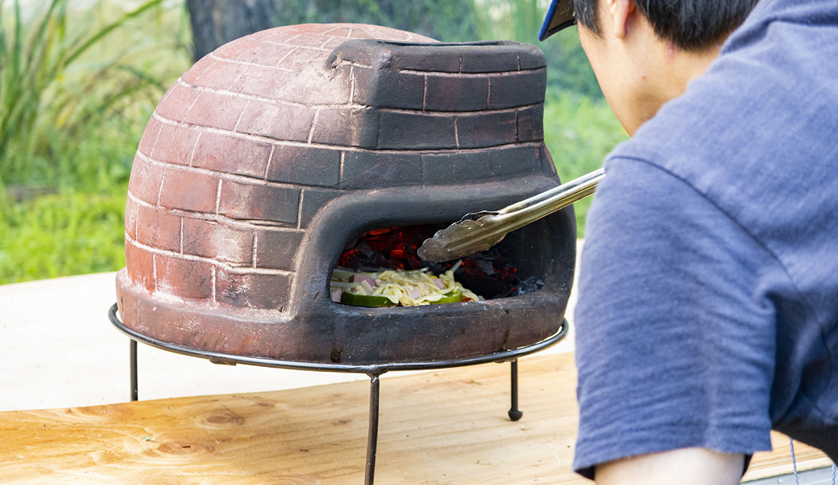 炭火で焼き上げるピザづくり