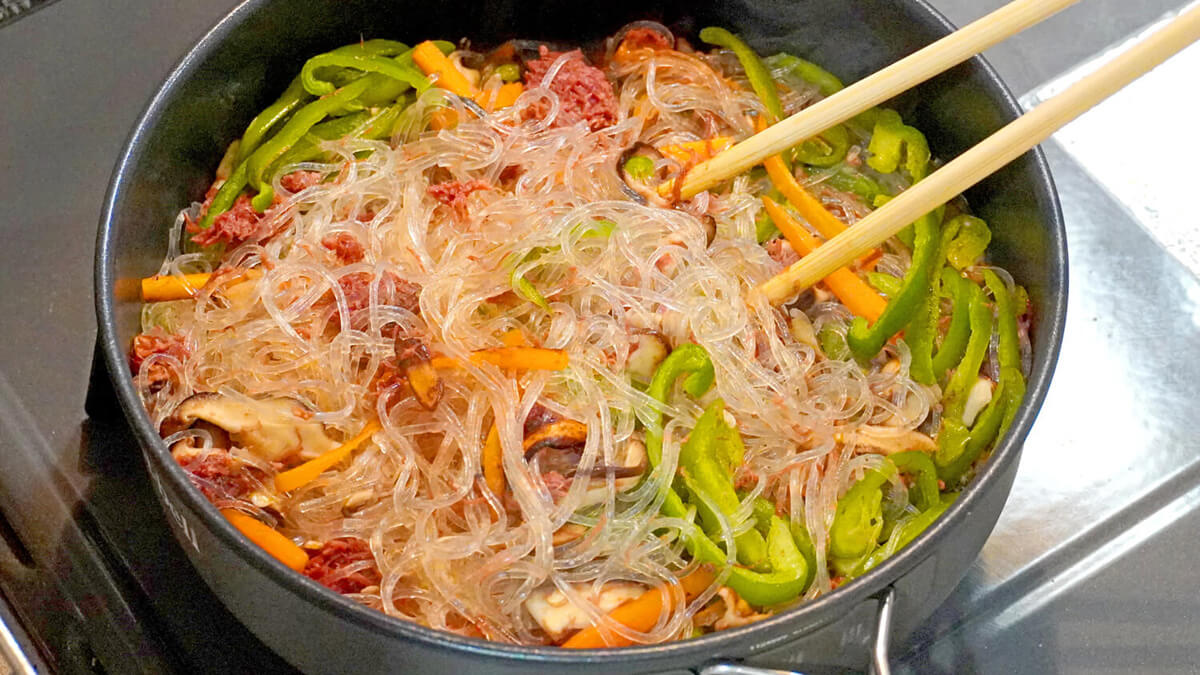 春雨、コンビーフを加えて炒める