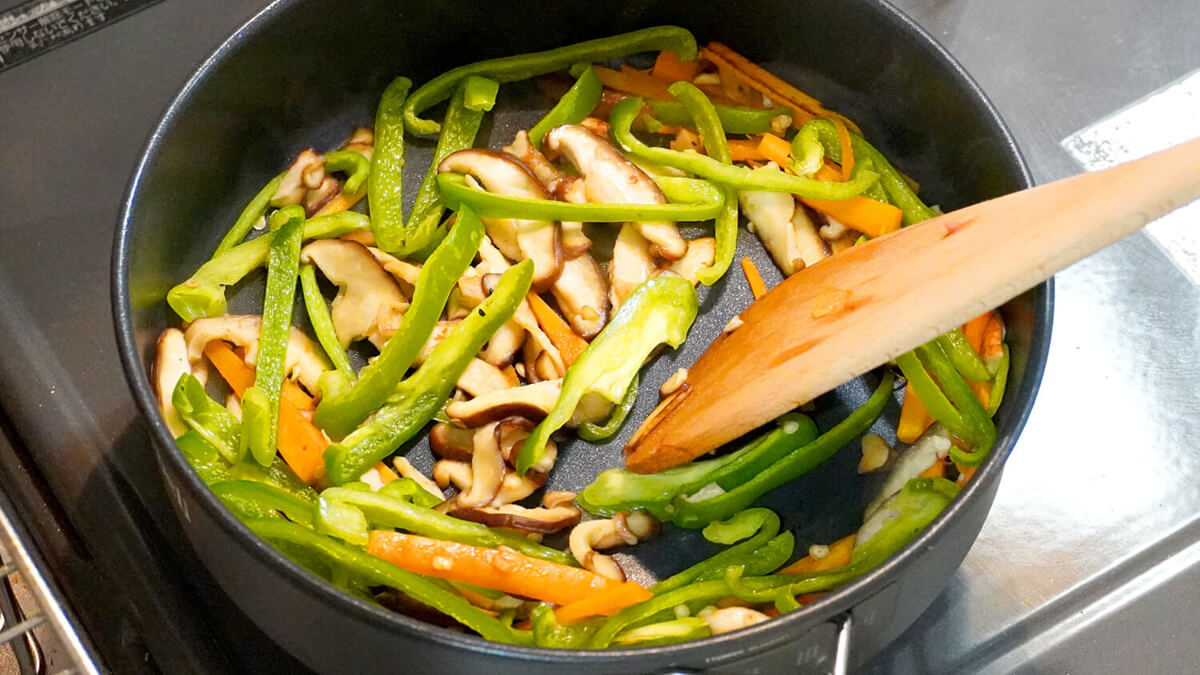 フライパンで野菜を炒める