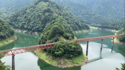 ”湖に浮かぶ”駅があるって知ってる？青いカレーも食べられる秘境に行ってみた