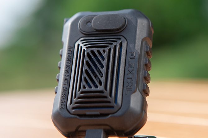 バッグに付けたり自立させたりと自在な使い方が可能。