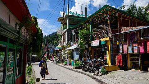 豊かな森と清冽な渓流のある北インドの避暑地マナリで、つかの間の休息を