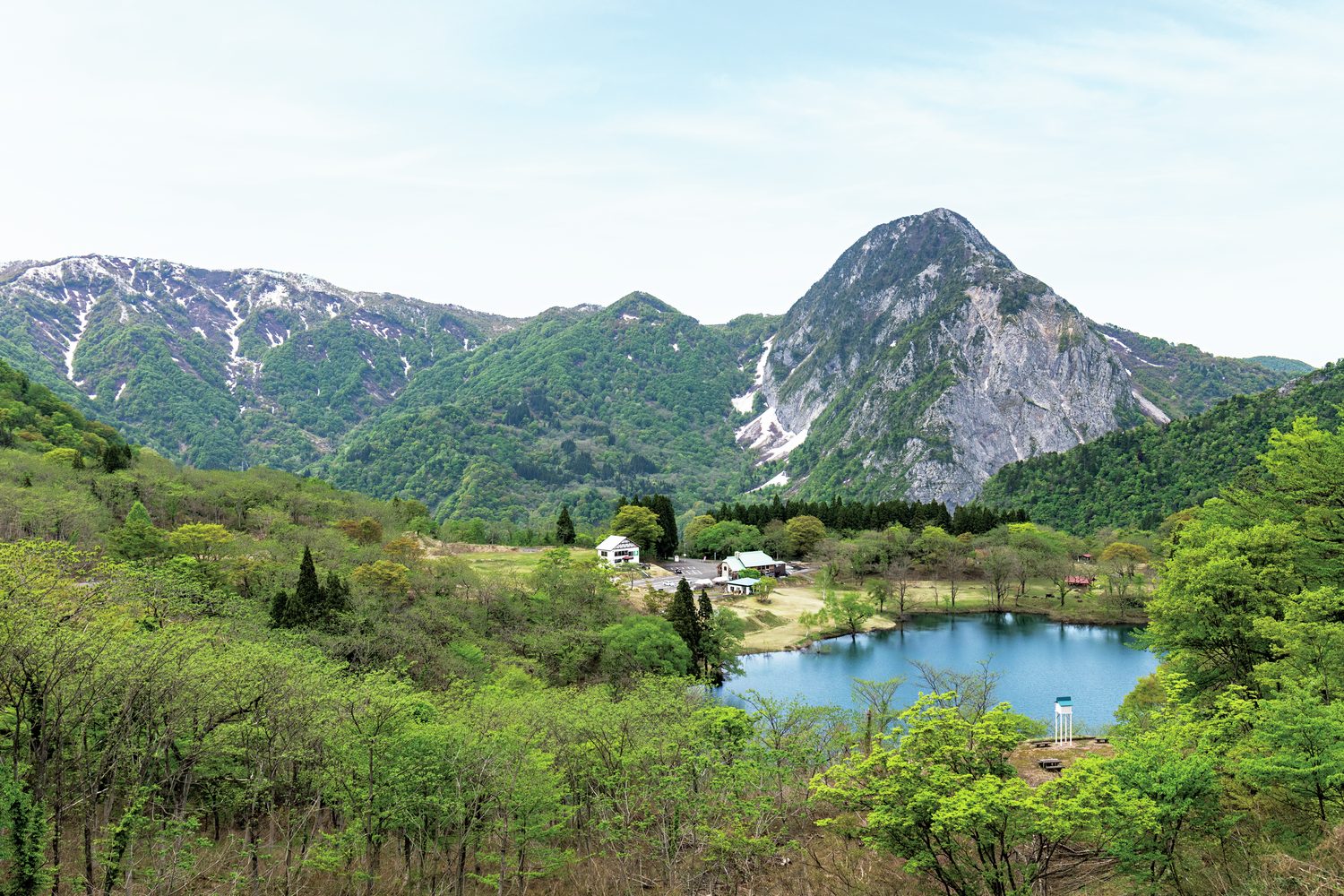 湖のある山の景色