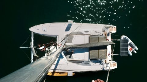 オフグリッド生活を“海上のキャンピングカー”セーリングヨットで体験