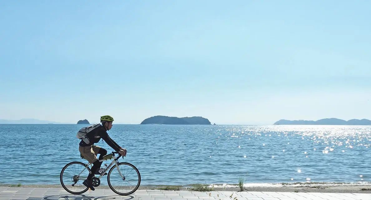 海岸沿いを自転車で走る人