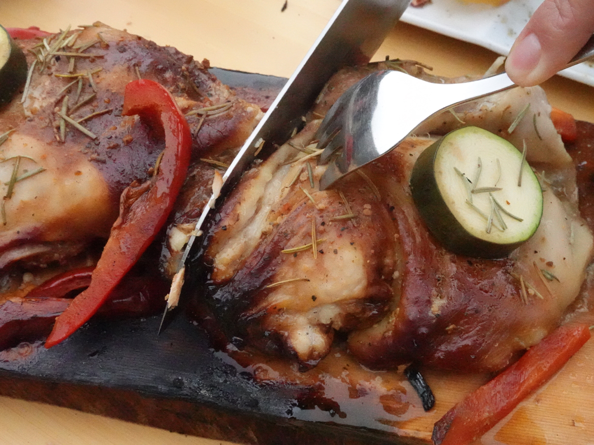 シダーグリルプレートで焼いたチキン