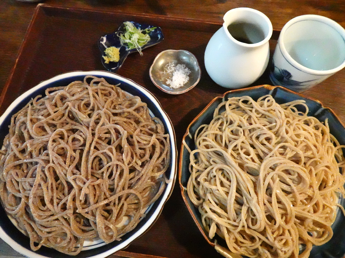 ２種類の蕎麦を食べ比べ