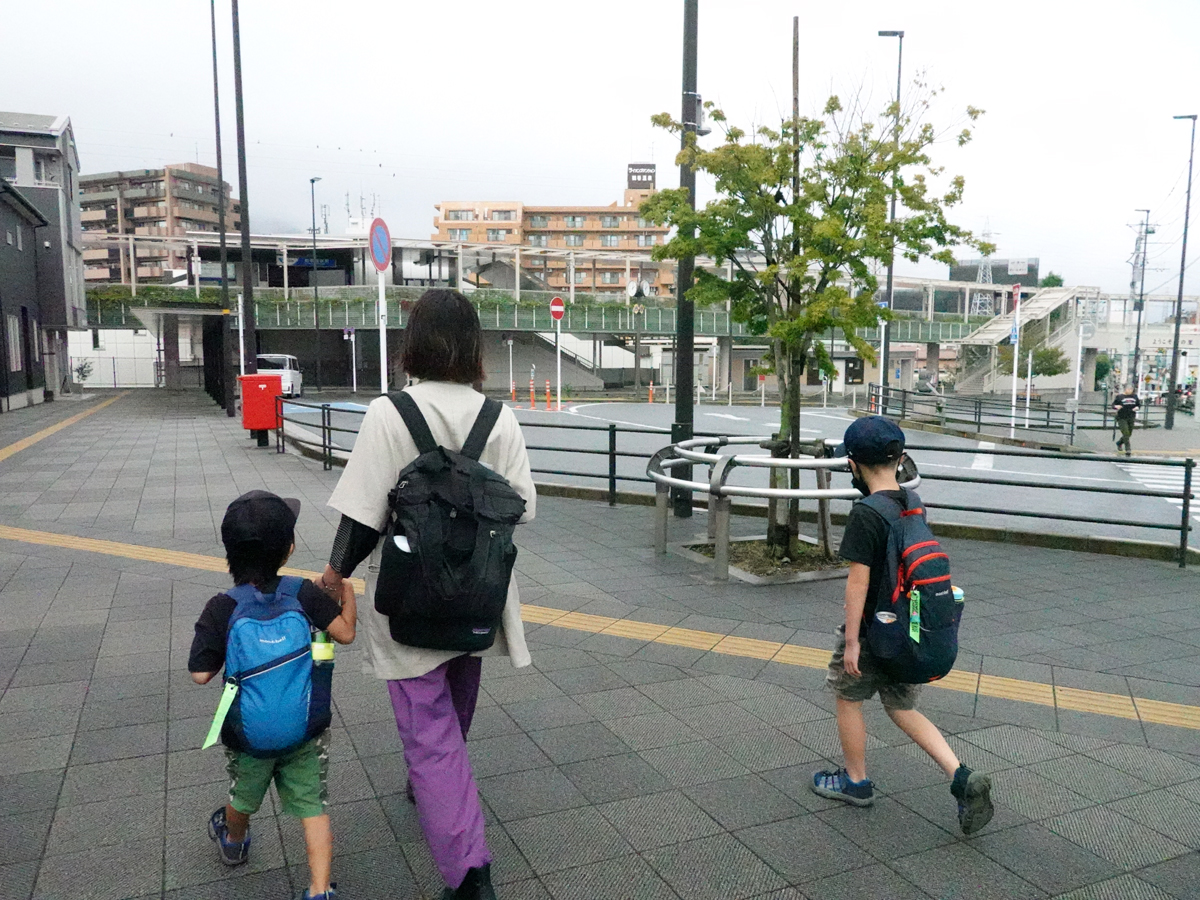 鶴巻温泉駅前を歩く親子