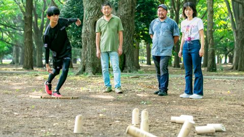 世界チャンピオンと BE-PAL編集部が対決してみた！大人気スポーツ「モルック」の 楽しみ方とマル秘テク