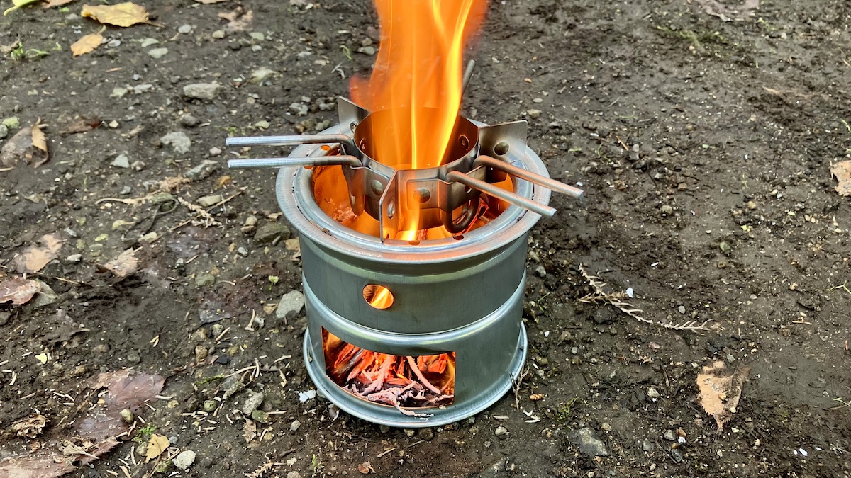 尾上製作所の「ミニかまど」で焚き火をしている。
