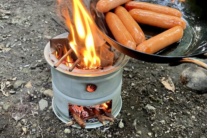 火吹き棒のおすすめは？BBQや焚き火で便利な理由と選び方、使い方を紹介 | 焚き火・火おこし道具 【BE-PAL】キャンプ 、アウトドア、自然派生活の情報源ビーパル