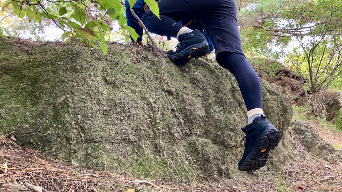 モアブ3を履いて、岩に足をかけている。