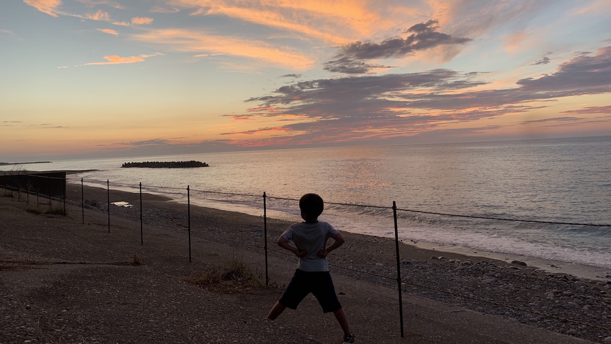 夕焼けと子供