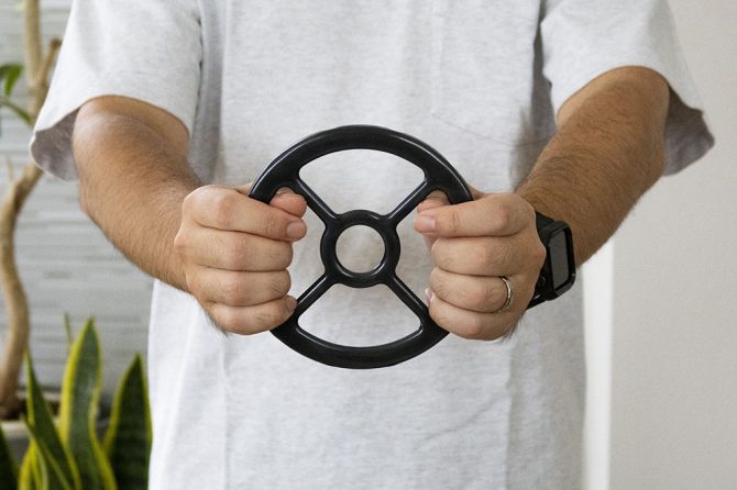 丸型の小道具を持つところ