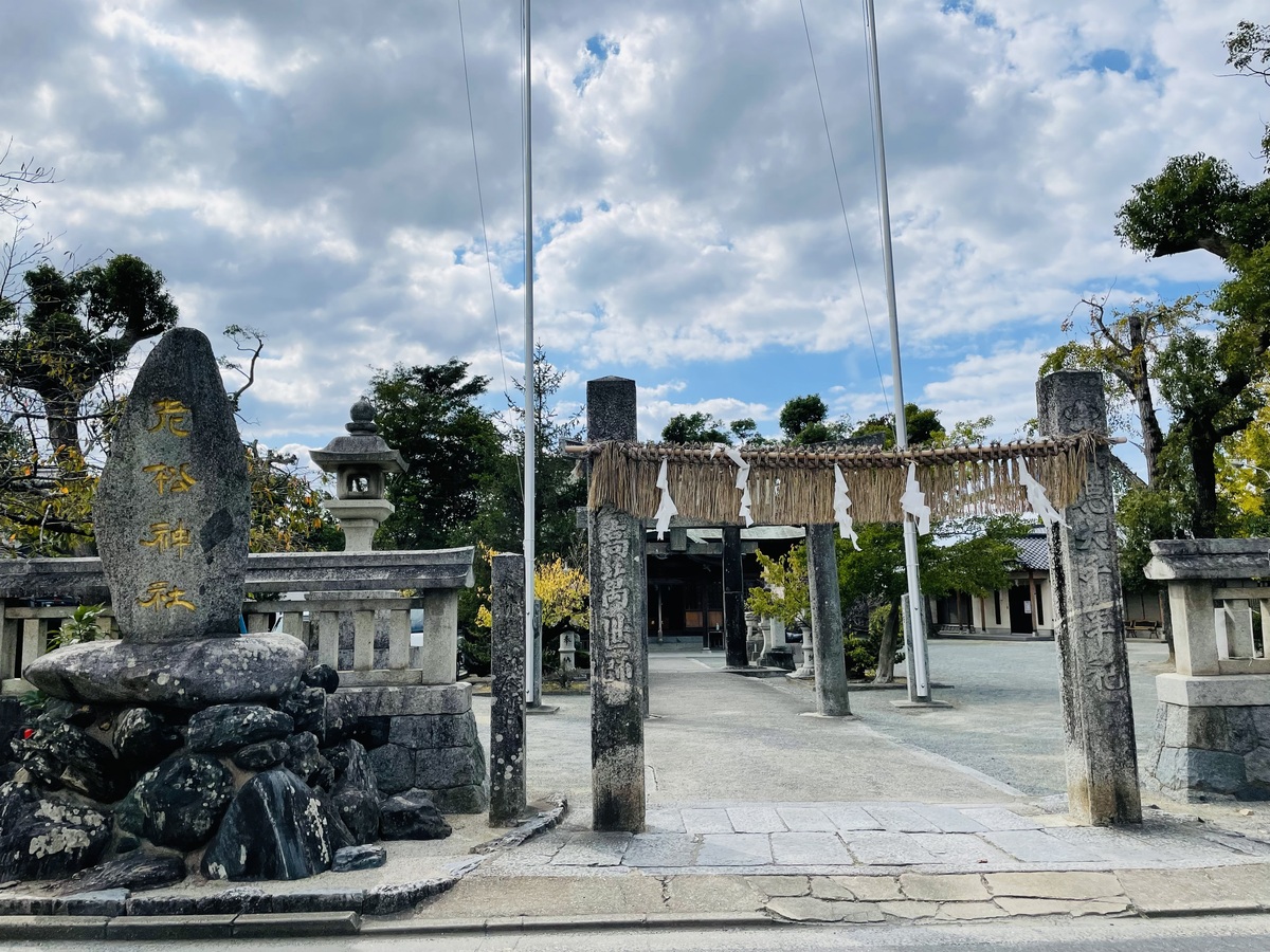 お店の前にある神社