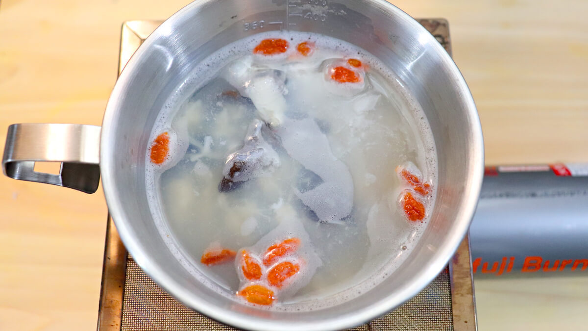 シェラカップで水、ホタテ貝柱水煮、きくらげ、クコの実を煮る