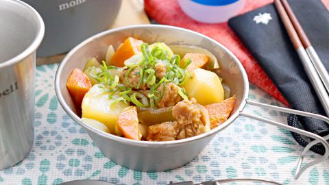 大豆ミート使ってる？キャンプ飯に便利なヘルシー食材で作る肉じゃがをご紹介