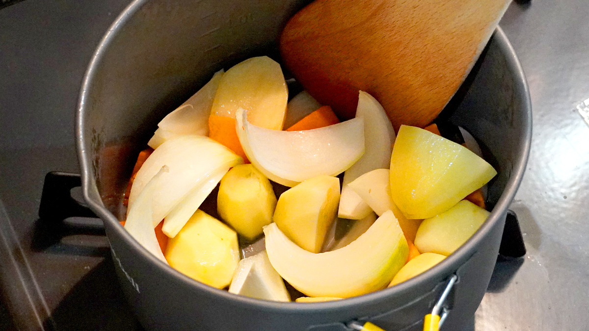 クッカーで野菜を炒める