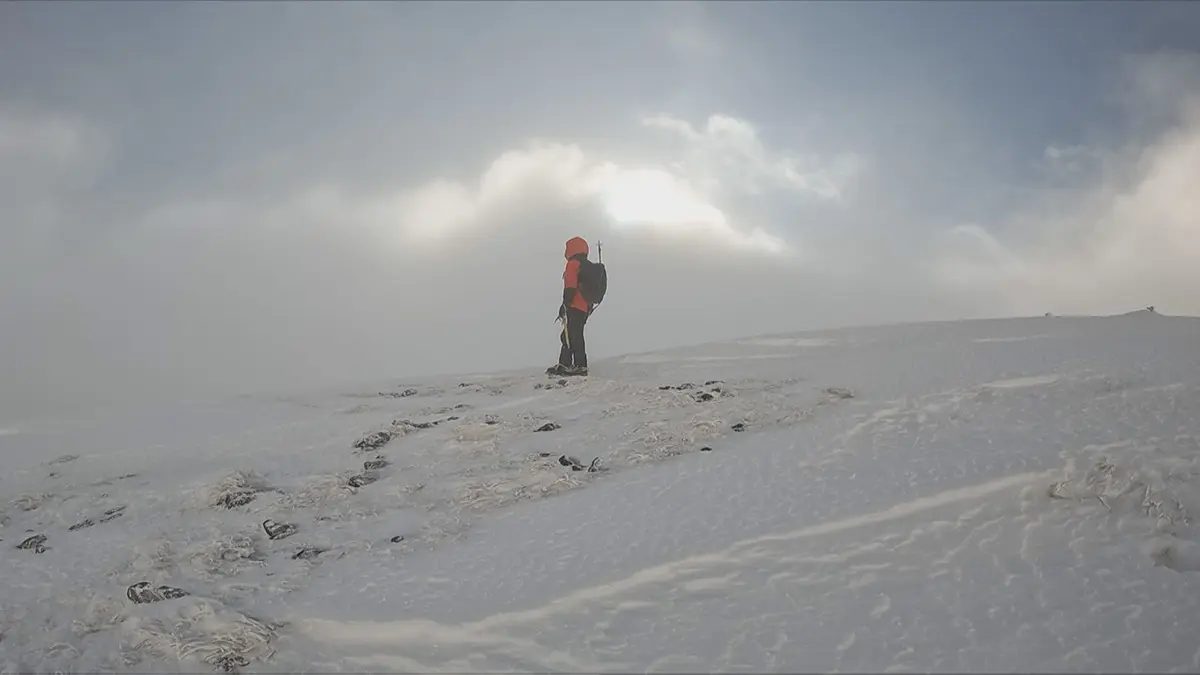 雪山に立つ人