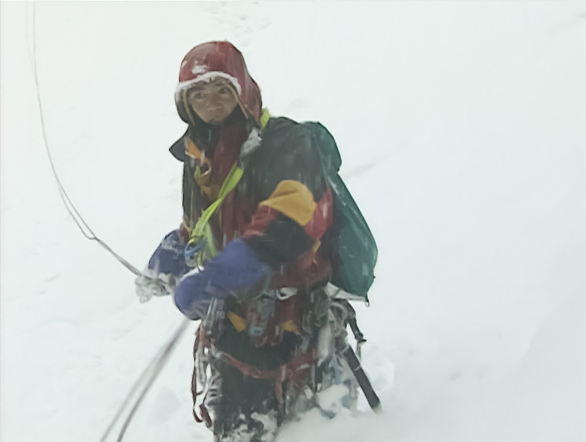 雪山を降りる山野井さん